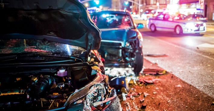 Zwei verunfallte Autos auf einer Straße.