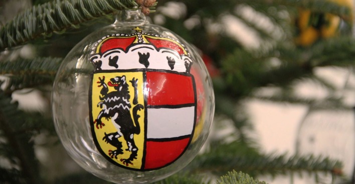 Weihnachtskugel mit dem Salzburg Wappen auf einem Christbaum.