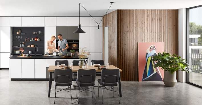 Moderne Wohnküche in hellen Tönen | Credit: XXXLutz