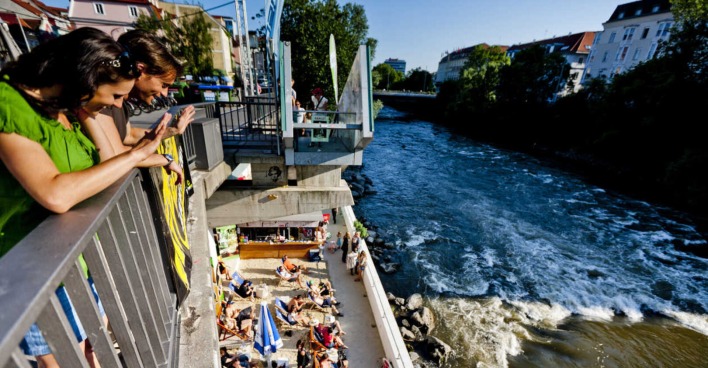 Das Grazer Murufer im Sommer.