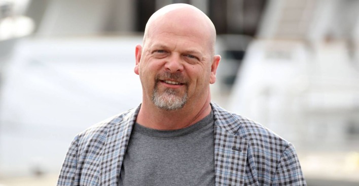 Porträt von Rick Harrison, der ein graukariertes Sakko trägt