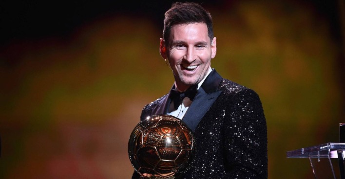 Lionel Messi, der die Ballon d'Or-Trophäe in Händen hält