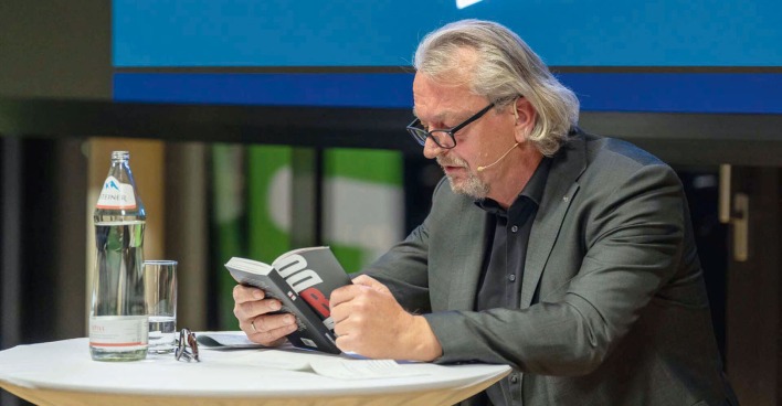Robert Eichenauer bei seiner "BARDO"-Lesung im Headquarter der Energie Steiermark in Graz.