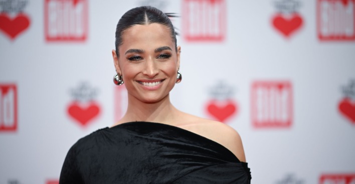Amira Pocher mit einem schwarzen Abendkleid und hochgesteckten Haaren.