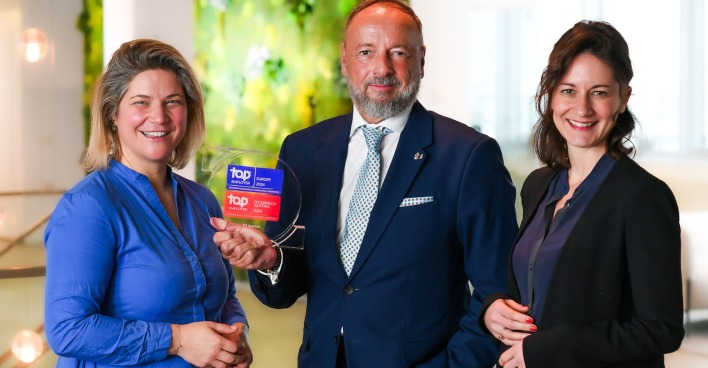 Das JTI Austria Corporate Affairs &amp; Communication Team mit dem Award | Credit: Andi Bruckner
