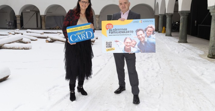 Sara Schaar und Manfred Hautz im Burghof Klagenfurt mit Karten in den Händen