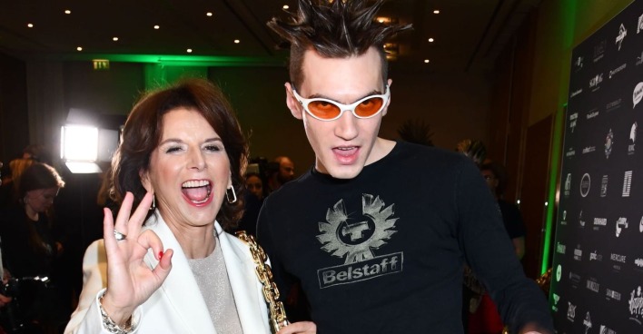 Claudia Obert und ihr neuer Toy Boy Rapper Arkan mit einer orangenen Sonnenbrille.