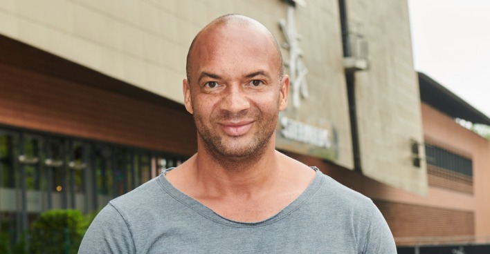 Detlef D Soost mit einem grauen T-Shirt und einer Glatze.