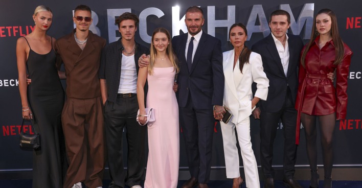 Die komplette Familie Beckham mit den beiden Partnerinnen der Söhne Brooklyn und Cruz Beckham.