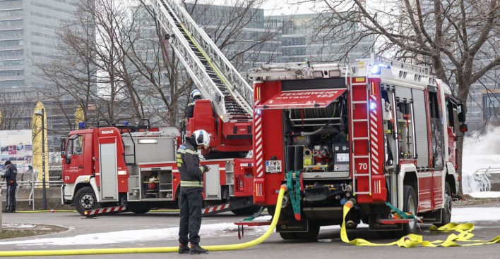 Feuerwehrautos, Einsatzkräfte löschen den schwelenden Brand auf der Donauinsel in der Sunken City