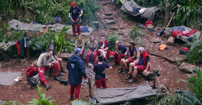 Die Teilnehmer vom Dschungelcamp am Lagerfeuer im Australien.