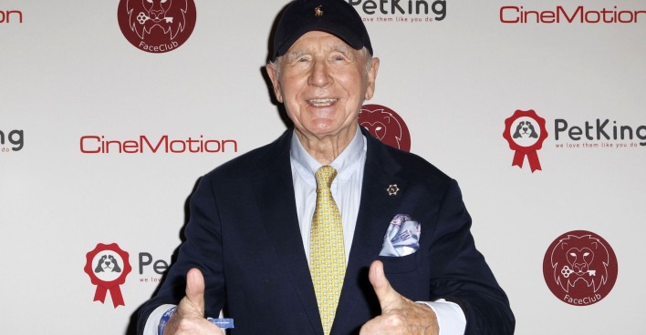 Frédéric Prinz von Anhalt mit Daumen hoch bei einem Event.