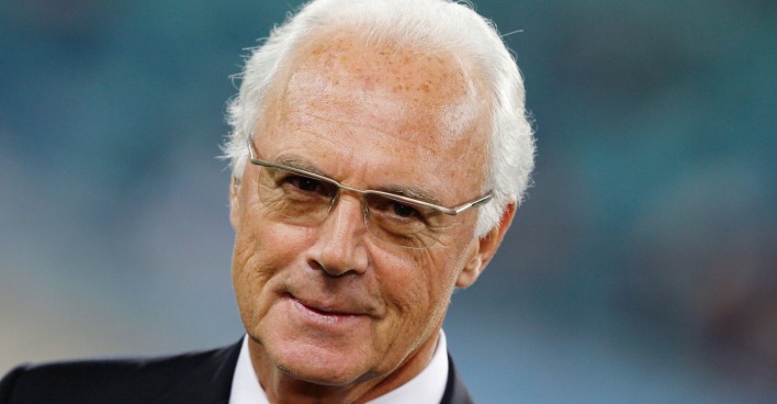 Franz Beckenbauer in einem schwarzen Anzug.