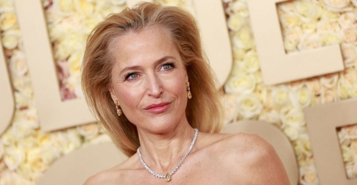 Gillian Anderson mit mit offenen blonden Haaren auf dem Red Carpet.