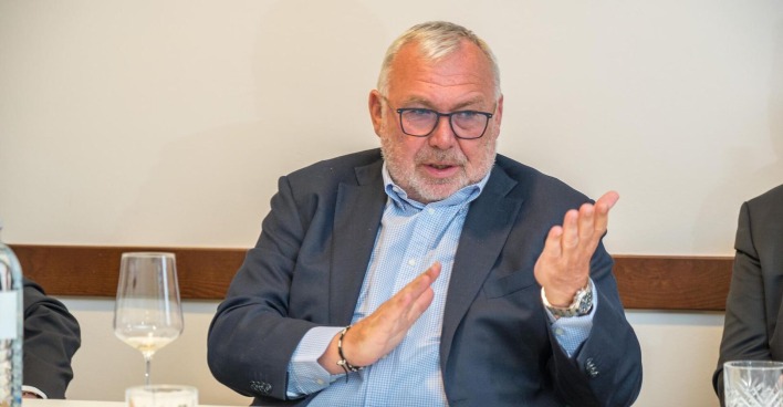 Alfred Gusenbauer im Porträt spricht und gestikuliert