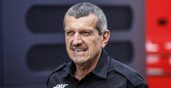 Günther Steiner im offiziellen Haas-Shirt im Halbprofil
