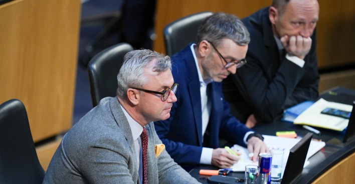Hofer und Kickl auf der Abgeordnetenbank im Parlament.