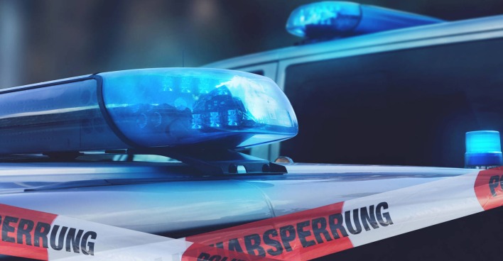 Polizeiauto mit Absperrung.