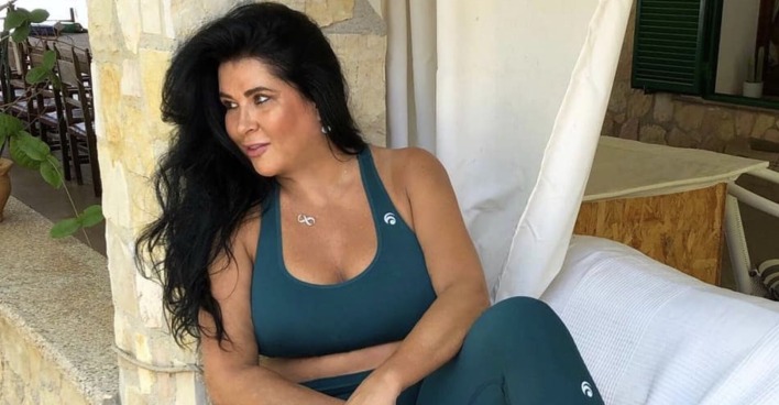 Iris Klein in einem grünen Sportoutfit.