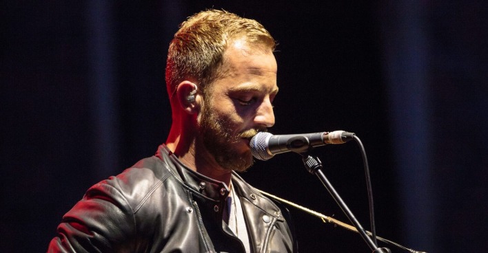 James Morrison bei einem Auftritt auf der Bühne.