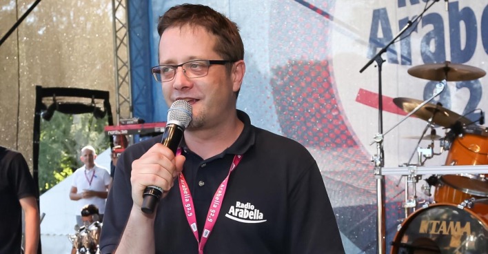 Der Radiomoderator Joey Fellner auf der Bühne.