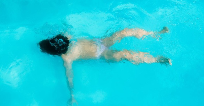 Ein Kind treibt reglos im Wasser.