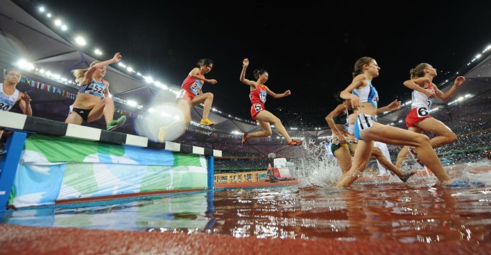 Frauen bei einem 3.000-Meter-Hindernislauf.