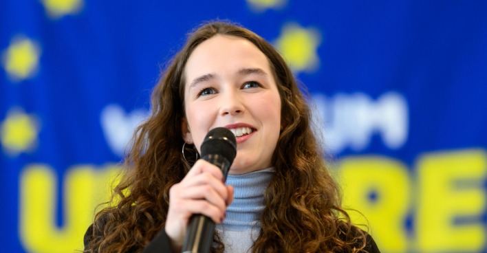 Lena Schilling verkündet offiziell ihren Antritt als Spitzenkandidatin für die Grünen bei der Wahl zum Europaparlament.