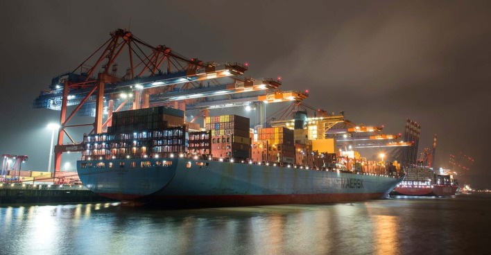 Ein Containerschiff des Maersk-Konzerns liegt in einem Hafen vor Anker