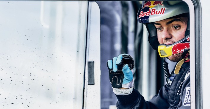 Matthias Walkner winkt aus dem Auto