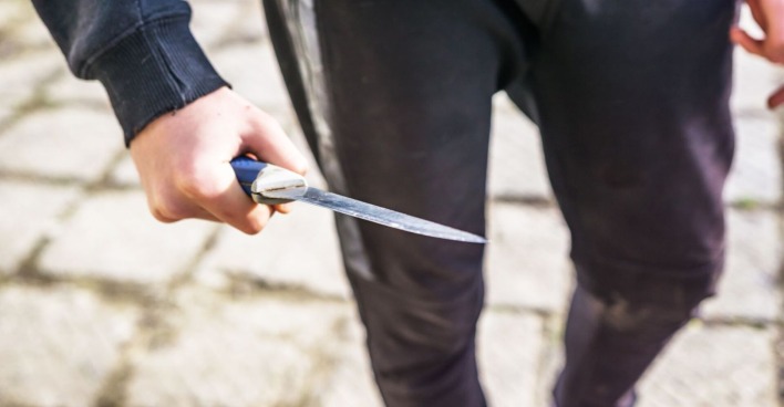 Ein Mann mit einem Messer in der Hand.
