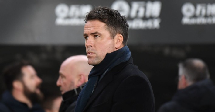 Michael Owen in einem schwarzen Mantel und mit Schal.