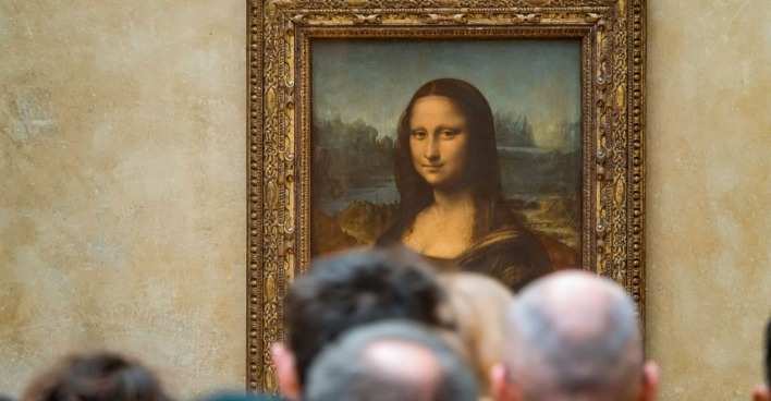 Die Mona Lisa im Louvre ist ein Besuchermagnet.  Sie wird nur hinter Panzerglas gezeigt und steht unter strengem Schutz
