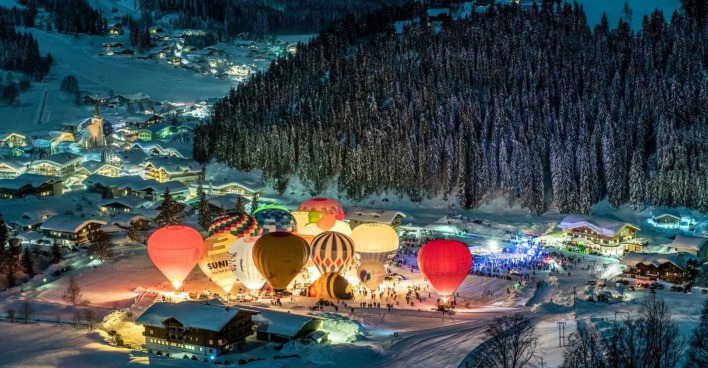 Mehrere Heißluftballons in Filzmoos
