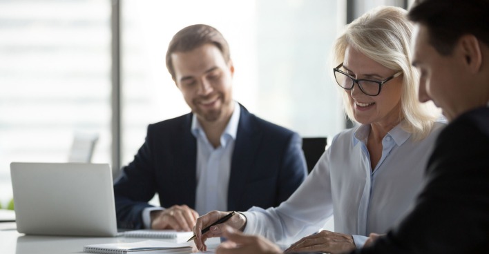 Notare bei der Arbeit | Credit: iStock.com/fizkes