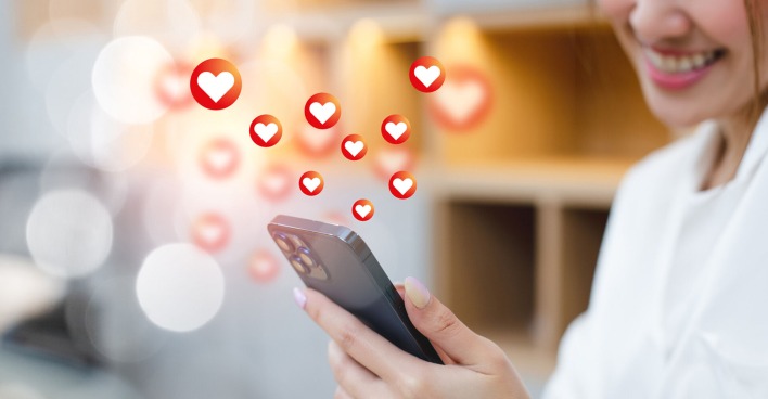 Frau mit Telefon in der Hand | Credit: iStock.com/eakgrunge