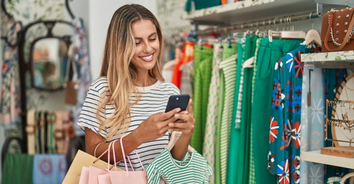 Frau geht shoppen | Credit: iStock.com/AaronAmat