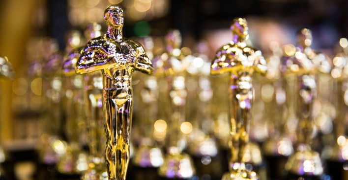 Goldene Oscarstatuen vor der Preisverleihung
