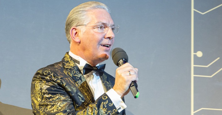 Paul Leitenmüller mit einem goldenen Sakko | Credit: