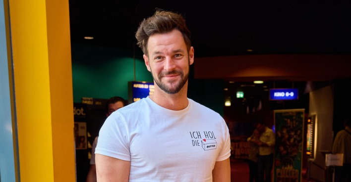 Paul Pizzera in einem weißen T-Shirt.