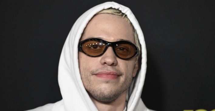 Pete Davidson mit einer Sonnenbrille und einem weißen Hoodie.