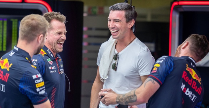 Mark Mateschitz mit dem Team des Rennstalls von Red Bull. Sie lachen und scherzen