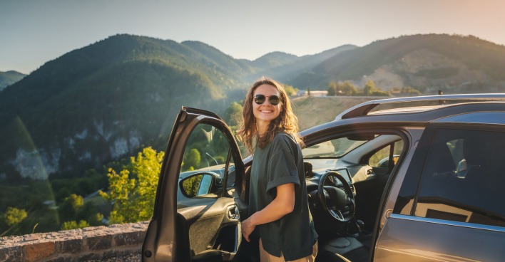 Frau auf Roadtrip in den Bergen