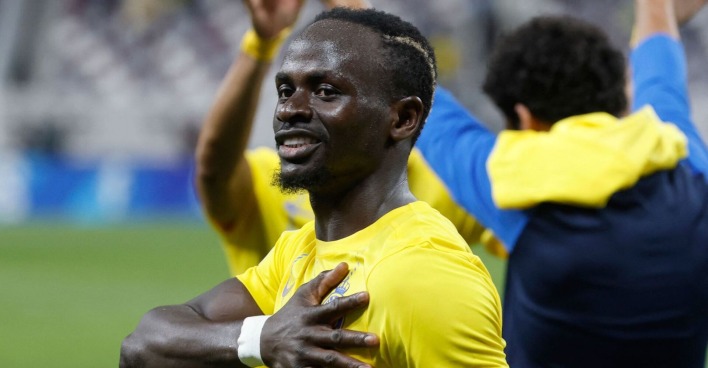 Sadio Mané auf dem Fußballfeld. Er trägt ein gelbes Trikot.