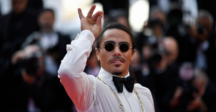 Salt Bae mit seiner typischen Handbewegung.