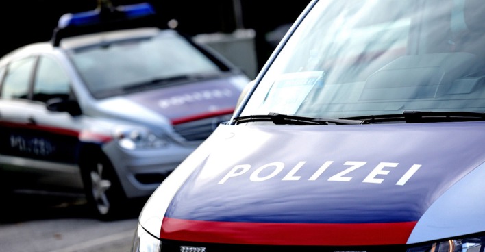 Zwei Polizeiautos von vorne