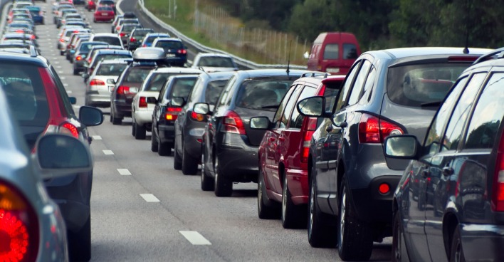 Ein Stau auf einer Autobahn.