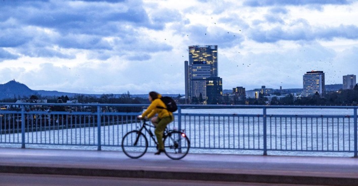 Ein Radfahrer ist bei schlechtem Wetter unterwegs.