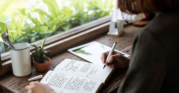 Frau schreibt Tagebuch | Credit: iStock.com/Rawpixel