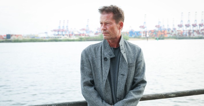 Til Schweiger mit einem grauen Mantel.